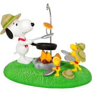 Hallmark Keepsake Peanuts Christmas Ornament, Peanuts 75th Anniversary Snoopy as The Flying Ace Musical(Pancake Pals)